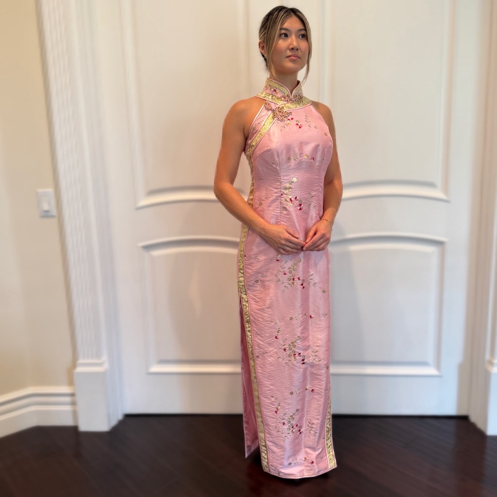 Soft Pink High-Neck Cheongsam Dress with Gold Trim – Elegant, like new